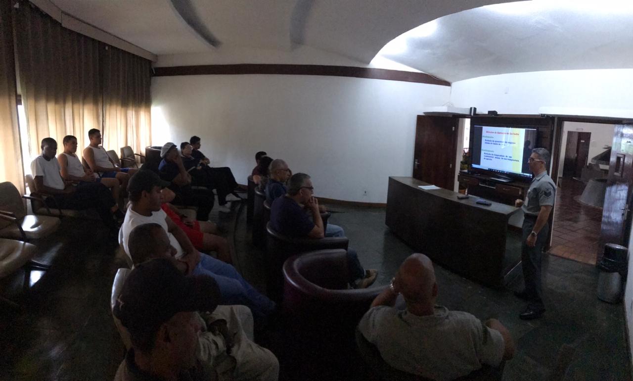 ARES CVM PROMOVE PALESTRA SOBRE COMBATE À INCÊNDIO AOS FUNCIONÁRIOS