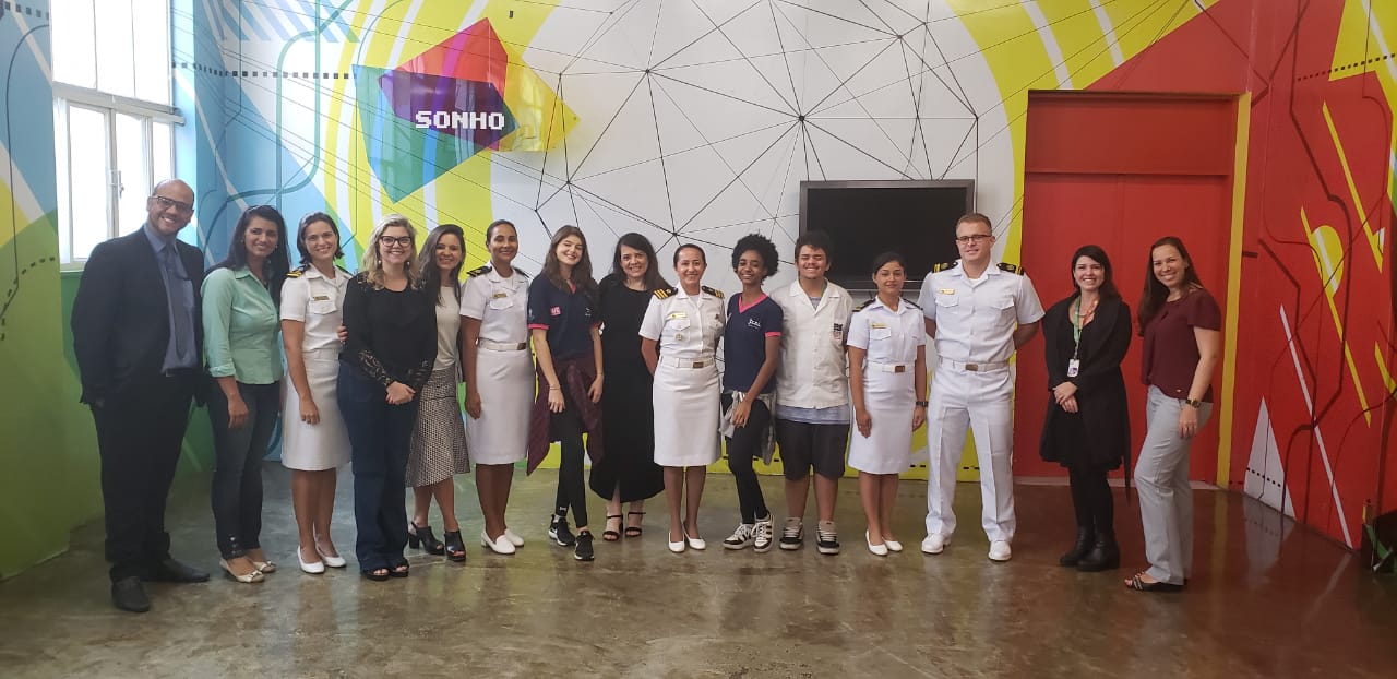 Integrantes da DASM, AMN, Oi Futuro e alunos do NAVE em visita à escola