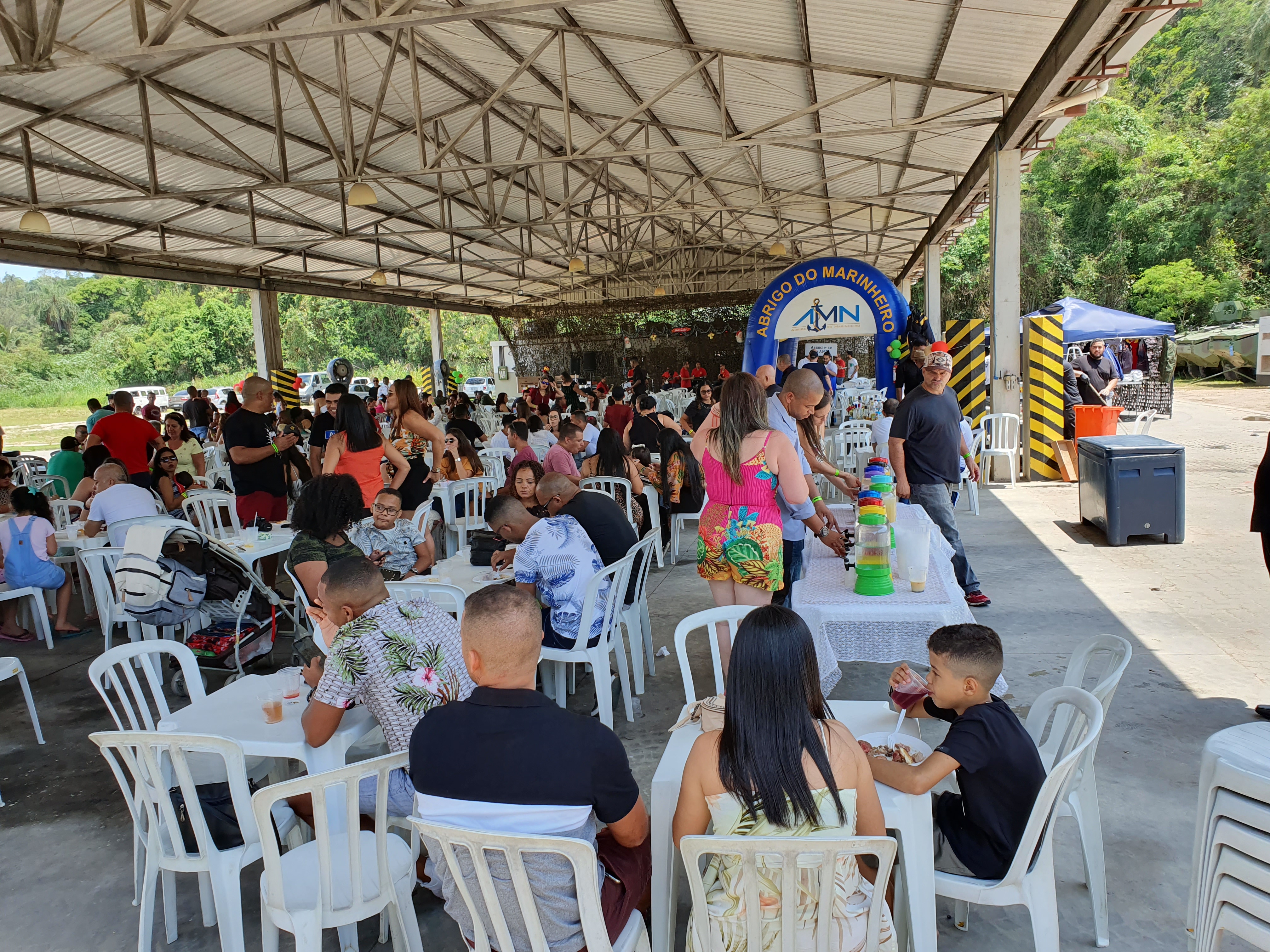 AMN PRESTIGIA DE CONFRATERNIZAÇÃO NO BATALHÃO DE BLINDADOS DE FUZILEIROS NAVAIS, EM FREGUESIA
