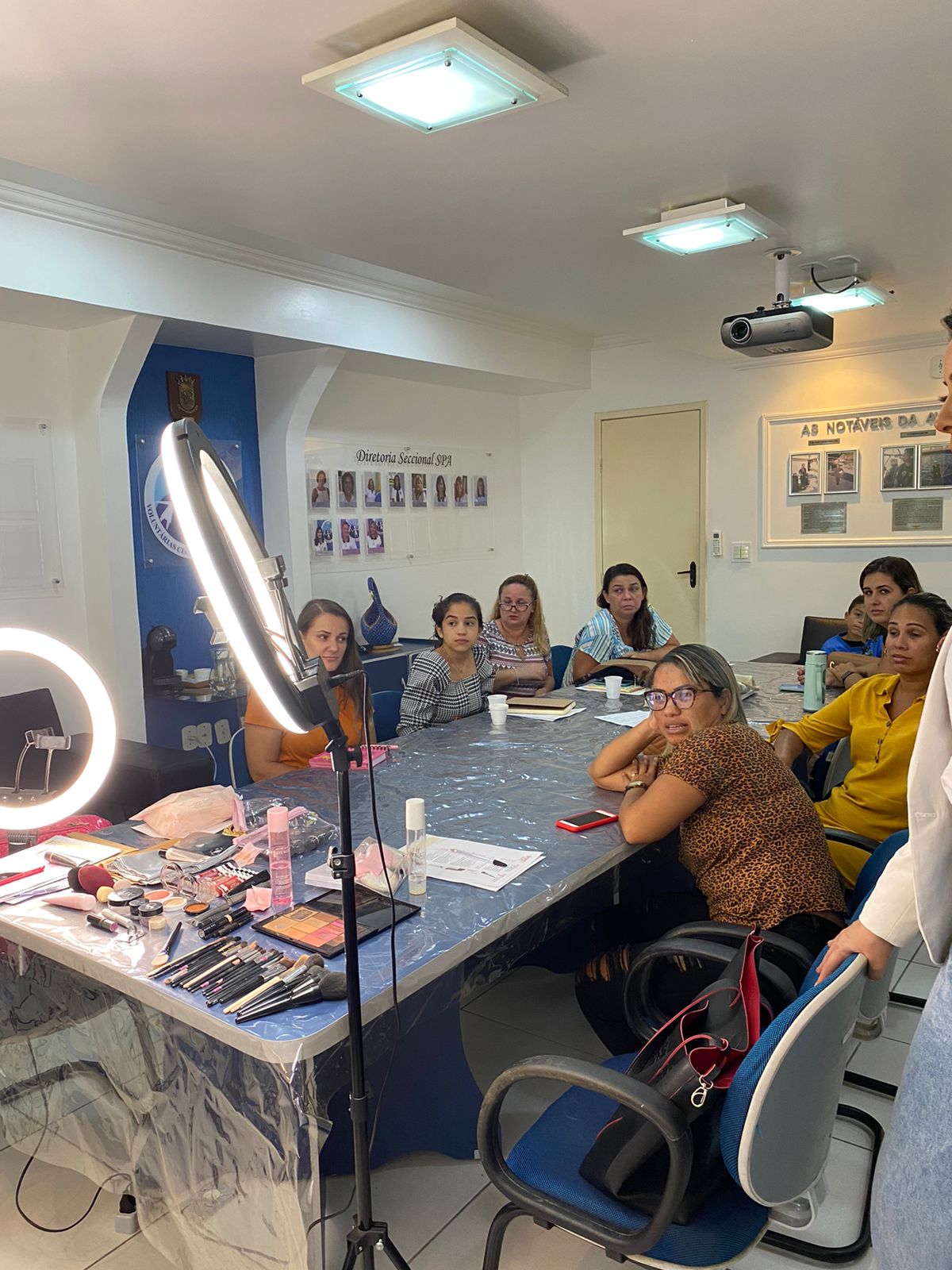 PROJETO CAPACITAR EM SÃO PEDRO DA ALDEIA PROMOVE OFICINA DE MAQUIAGEM E CÍLIOS