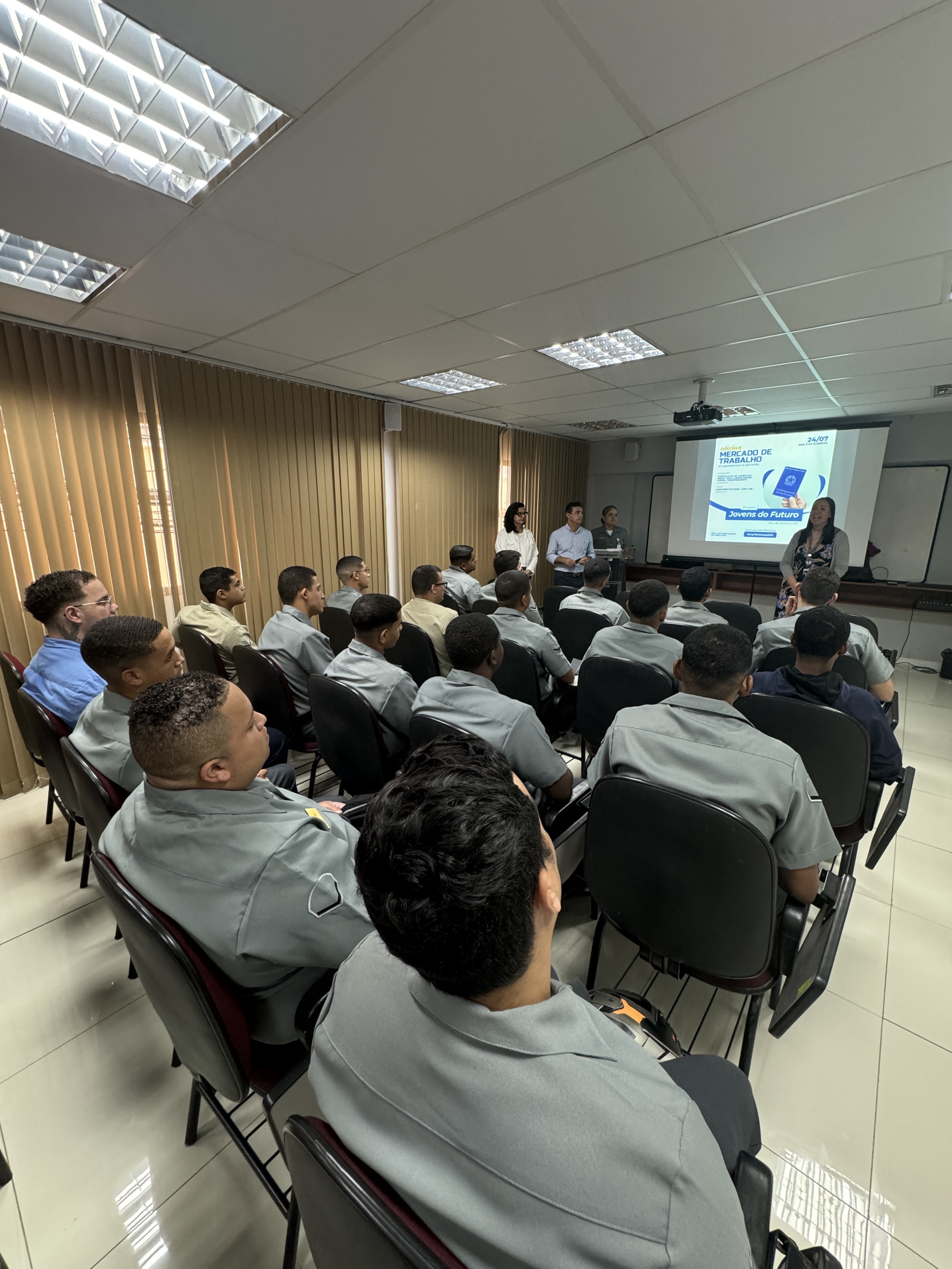 Militares aprendem a elaborar currículo mais alinhado às demandas do mercado