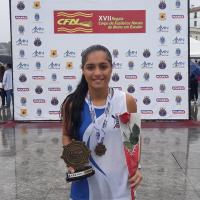 Aspirante Caroline Ximenes, uma das vencedoras da regata feminina, representando a Escola Naval