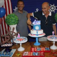 Superintendente do AMN, Miguel Artur Alcantara, faz as honras no corte do bolo do centenário para as crianças