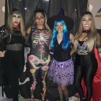 Público se diverte com diversos trajes de festa de Halloween