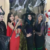 Público se diverte com diversos trajes de festa de Halloween