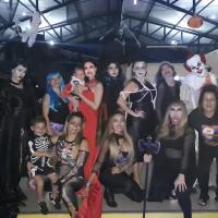 Público se diverte com diversos trajes de festa de Halloween