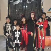 Público se diverte com diversos trajes de festa de Halloween