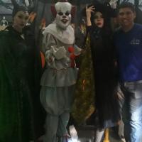 Público se diverte com diversos trajes de festa de Halloween