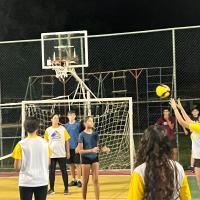 ADOLESCER+ EM SÃO PEDRO DA ALDEIA PROMOVE AULAS DE VÔLEI