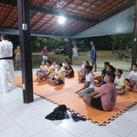 AMN PROMOVE AULA INAUGURAL DA OFICINA DE KARATÊ DO ADOLESCER+ EM SÃO PEDRO DA ALDEIA