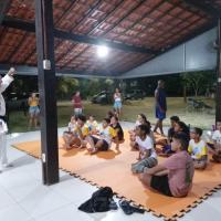 AMN PROMOVE AULA INAUGURAL DA OFICINA DE KARATÊ DO ADOLESCER+ EM SÃO PEDRO DA ALDEIA