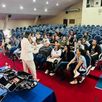 MULHERES DA FAMÍLIA NAVAL EM SÃO PEDRO DA ALDEIA APRENDEM TÉCNICAS DE AUTOMAQUIAGEM