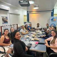 MULHERES DA FAMÍLIA NAVAL EM SÃO PEDRO DA ALDEIA APRENDEM TÉCNICAS DE AUTOMAQUIAGEM