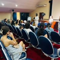 MULHERES DA FAMÍLIA NAVAL EM SÃO PEDRO DA ALDEIA APRENDEM TÉCNICAS DE AUTOMAQUIAGEM