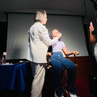 MULHERES DA FAMÍLIA NAVAL EM SÃO PEDRO DA ALDEIA APRENDEM TÉCNICAS DE AUTOMAQUIAGEM