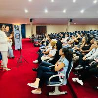 MULHERES DA FAMÍLIA NAVAL EM SÃO PEDRO DA ALDEIA APRENDEM TÉCNICAS DE AUTOMAQUIAGEM