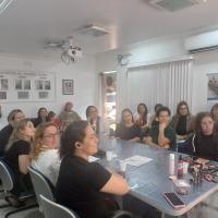 OFICINA DE MAQUIAGEM PROFISSIONAL E COLOCAÇÃO DE CÍLIOS É REALIZADA PELO AMN EM SÃO PEDRO DA ALDEIA