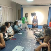 OFICINA DE MAQUIAGEM PROFISSIONAL E COLOCAÇÃO DE CÍLIOS É REALIZADA PELO AMN EM SÃO PEDRO DA ALDEIA