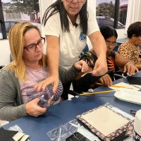 PROJETO CAPACITAR REALIZA OFICINA QUE TRANSFORMA PAPELÃO EM ARTE