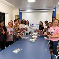 PROJETO CAPACITAR REALIZA OFICINA QUE TRANSFORMA PAPELÃO EM ARTE