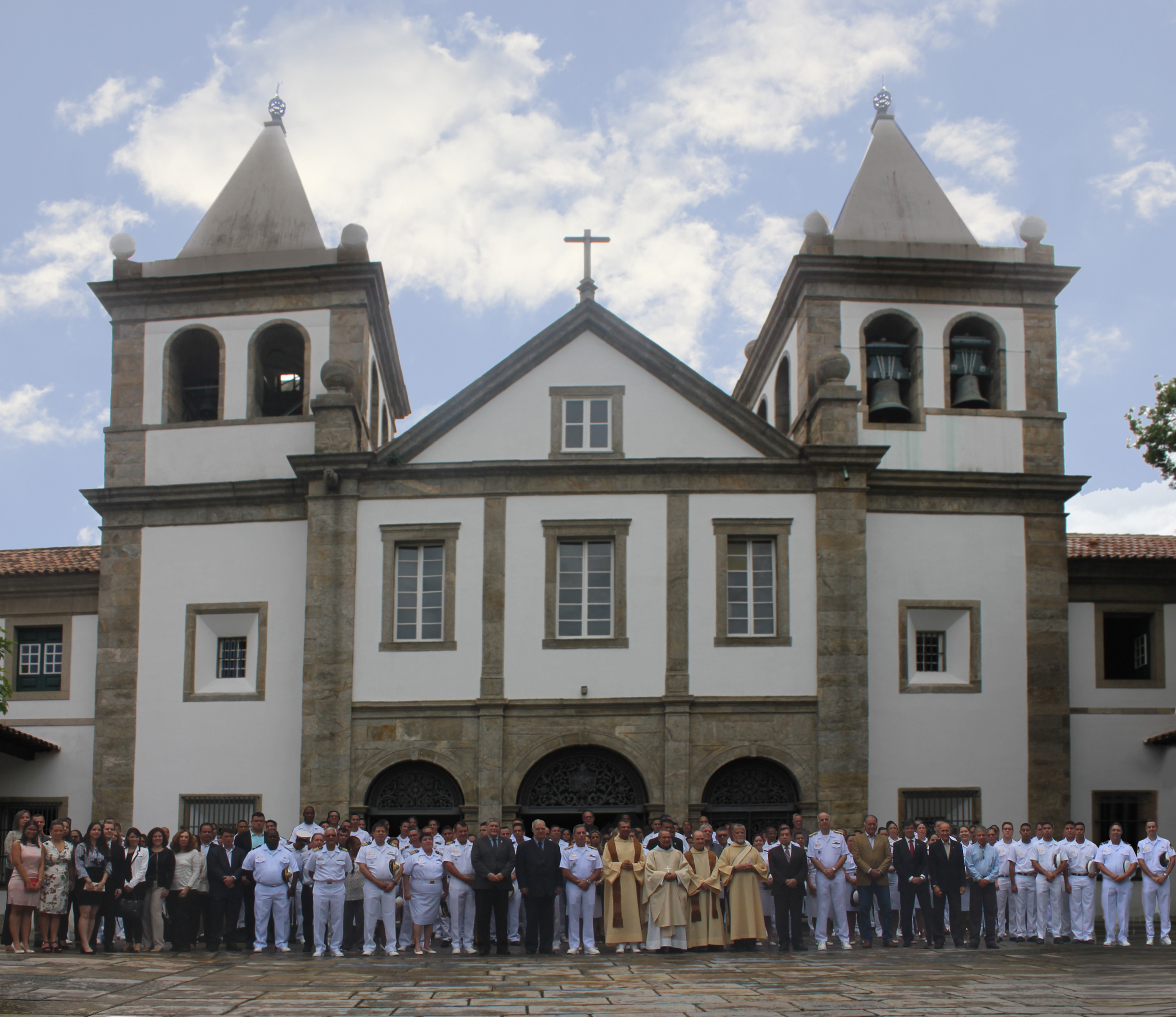 Para eternizar o momento, os presentes realizaram a reedição da fotografia feita em 1919, onde os fundadores que atuavam na associação posaram na fachada da igreja.