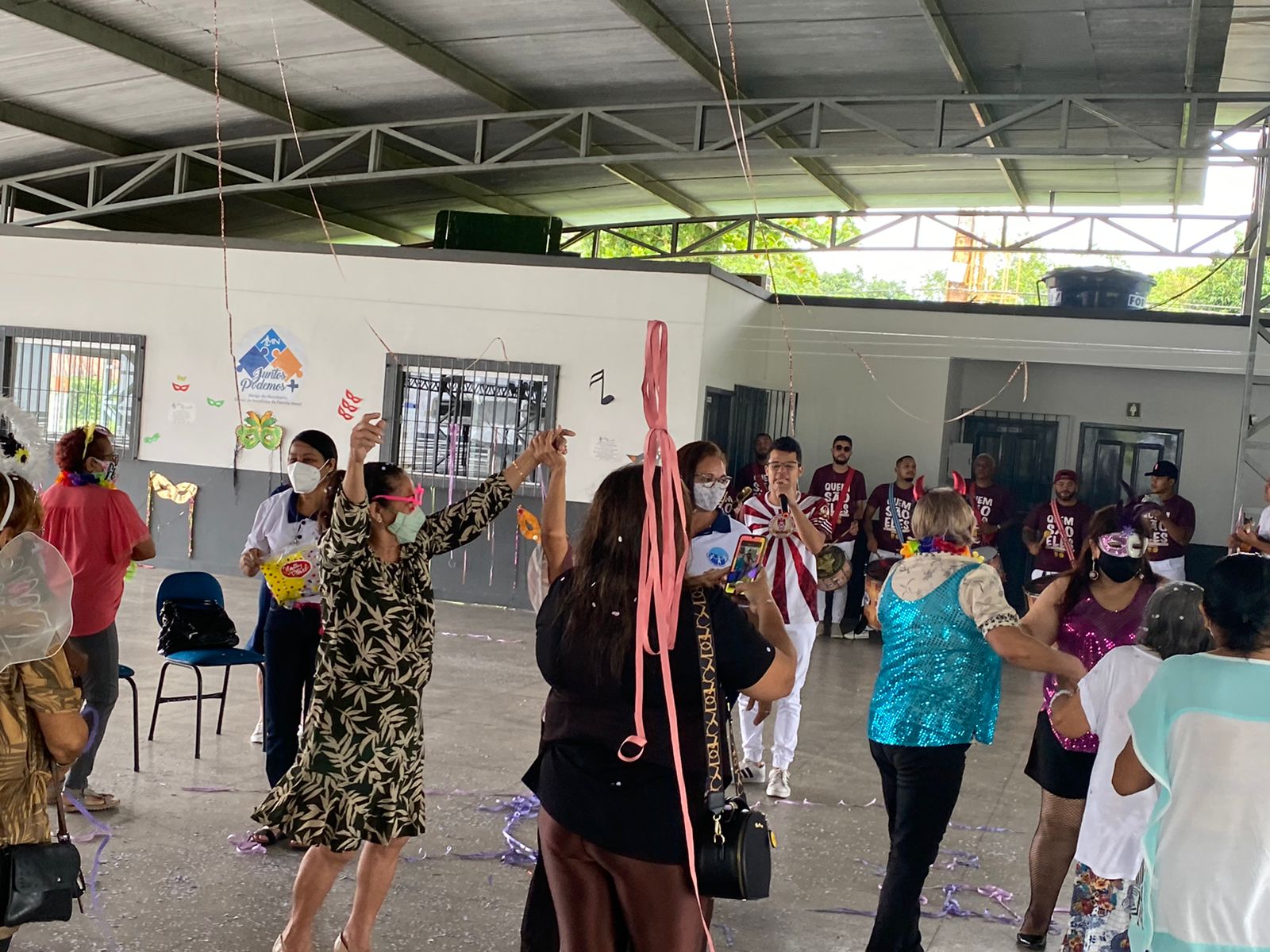 Idosos da Família Naval se divertindo ao som da bateria da Escola de Samba “Quem são eles”
