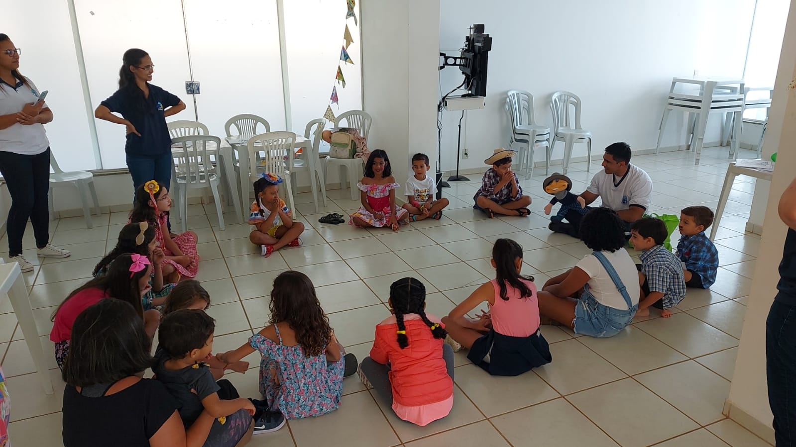 ADOLESCER+ EM BRASÍLIA REALIZA OFICINA DE CONTAÇÃO DE HISTÓRIAS COM TEMA JUNINO