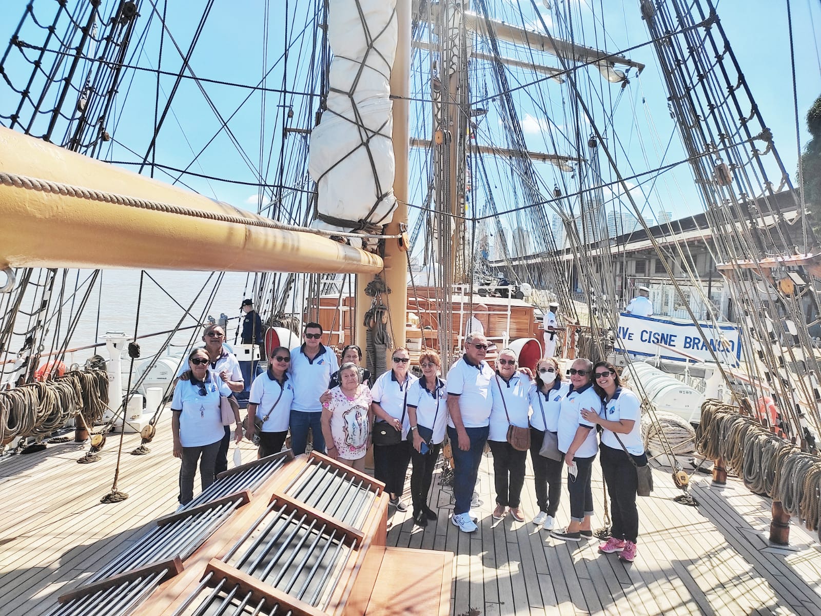 ALUNOS DO ENVELHECER EM BELÉM VISITAM NAVIO-VELEIRO CISNE BRANCO