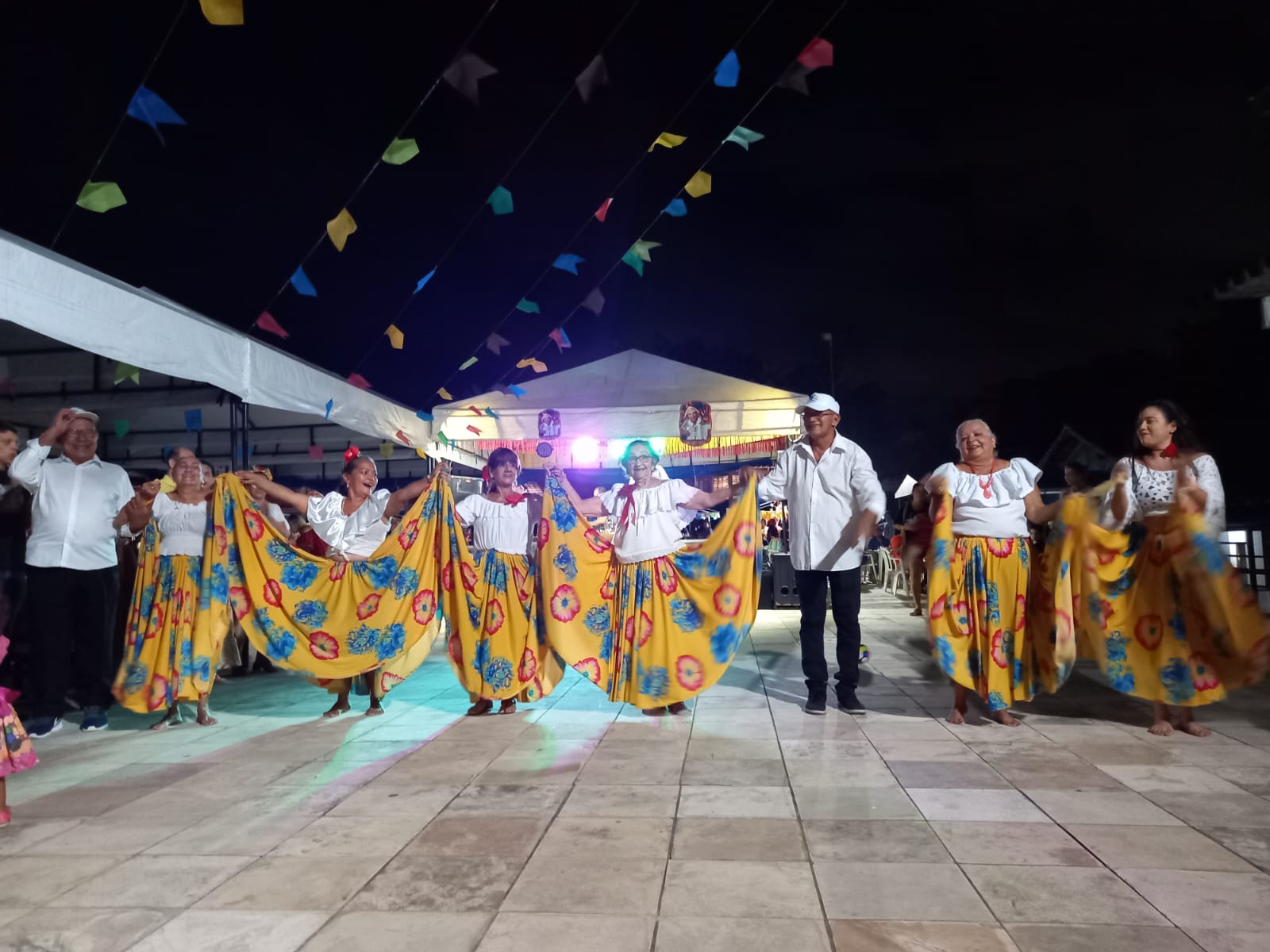 Apresentação do grupo de dança em Belém