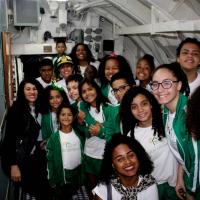 Alunos da Organização Solar Meninos de Luz no Submarino Riachuelo