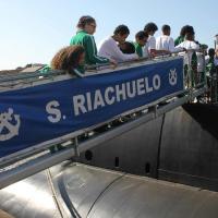 Alunos da Organização Solar Meninos de Luz entrando no Submarino Riachuelo