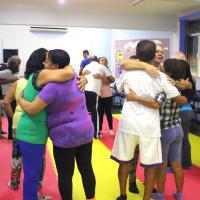 Sempre muito animados, ao final da aula os idosos se abraçam calorosamente