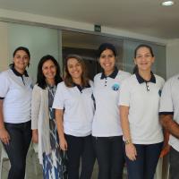Voluntários da Seccional com a Sra. Ana Beatriz (3ª da esquerda para a direita) e a nova Diretora, Sra. Natália (ao lado)