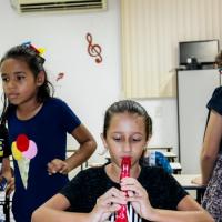 Alunos durante aula de flauta