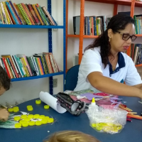 Um das voluntárias durante oficina de material reciclável