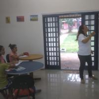 Voluntária durante aula de reforço escolar