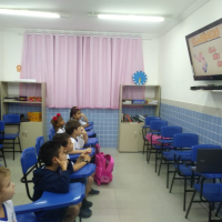 Crianças participando da atividade de inclusão digital