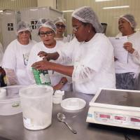 INTEGRANTES DO PROJETO ENVELHECER-NATAL PARTICIPAM DE CURSO DE PÃO DE MEL E BEM CASADO