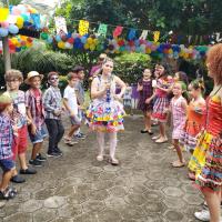 A garotada dançando na quadrilha da Festa Julina de Natal