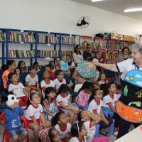  Voluntária durante contação de histórias em Brasília