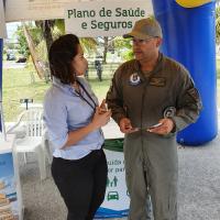 Representante da Mapma apresentando os seguros ao Sargento da HU-2