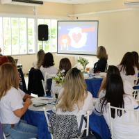 Voluntários assistem vídeo em homenagem ao Dia Nacional do Voluntariado