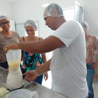 Voluntário ensina como preparar a massa