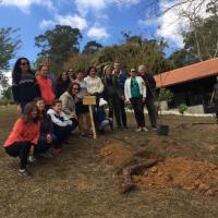 Turma "Maria Quitéria" plantando o Ipê Amarelo, para marcar a amizade duradoura