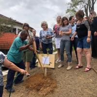 Turma "Esperança" plantando o Ipê Amarelo