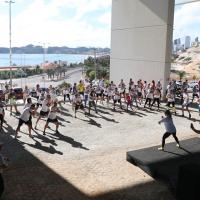 Público se alongando antes da Corrida