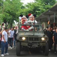 Chegada do Papai Noel encheu os olhos dos pequenos com magia e brilho