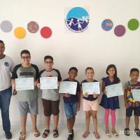 Alunos de Inglês com seus certificados