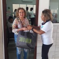 Voluntária ajuda participante