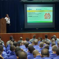 Promotora da Mapma apresentando os serviços ao público presente